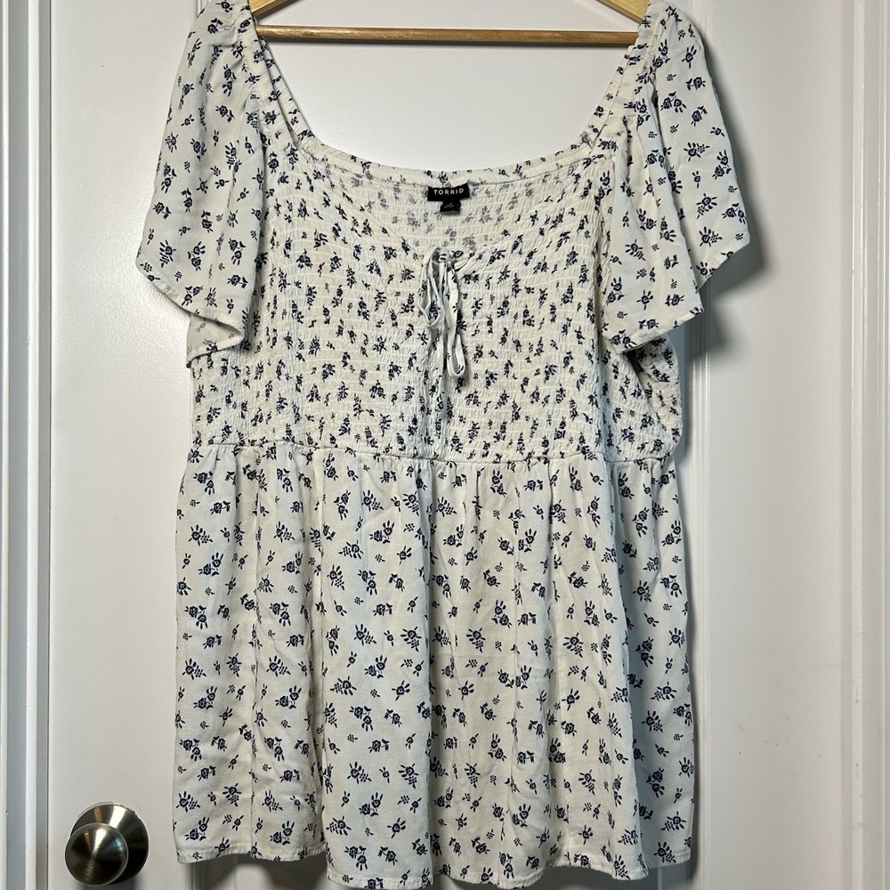 Torrid Cream Navy Ditsy Floral Smocked Tie Front Flutter Sleeve Babydoll‎ Top